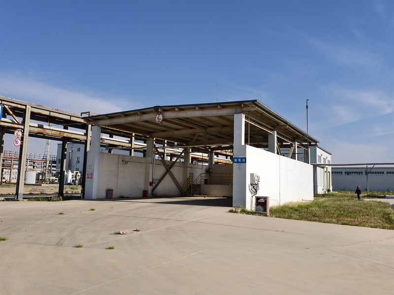 Hydrogenation station under a steel canopy